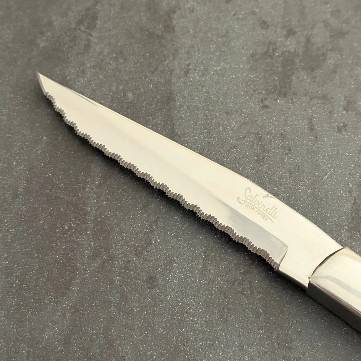 coltello_bistecca_seghett_3.webp COLTELLO BISTECCA SEGHETTATO - COTTAGE - MADE IN ITALY- SET 6 PEZZI