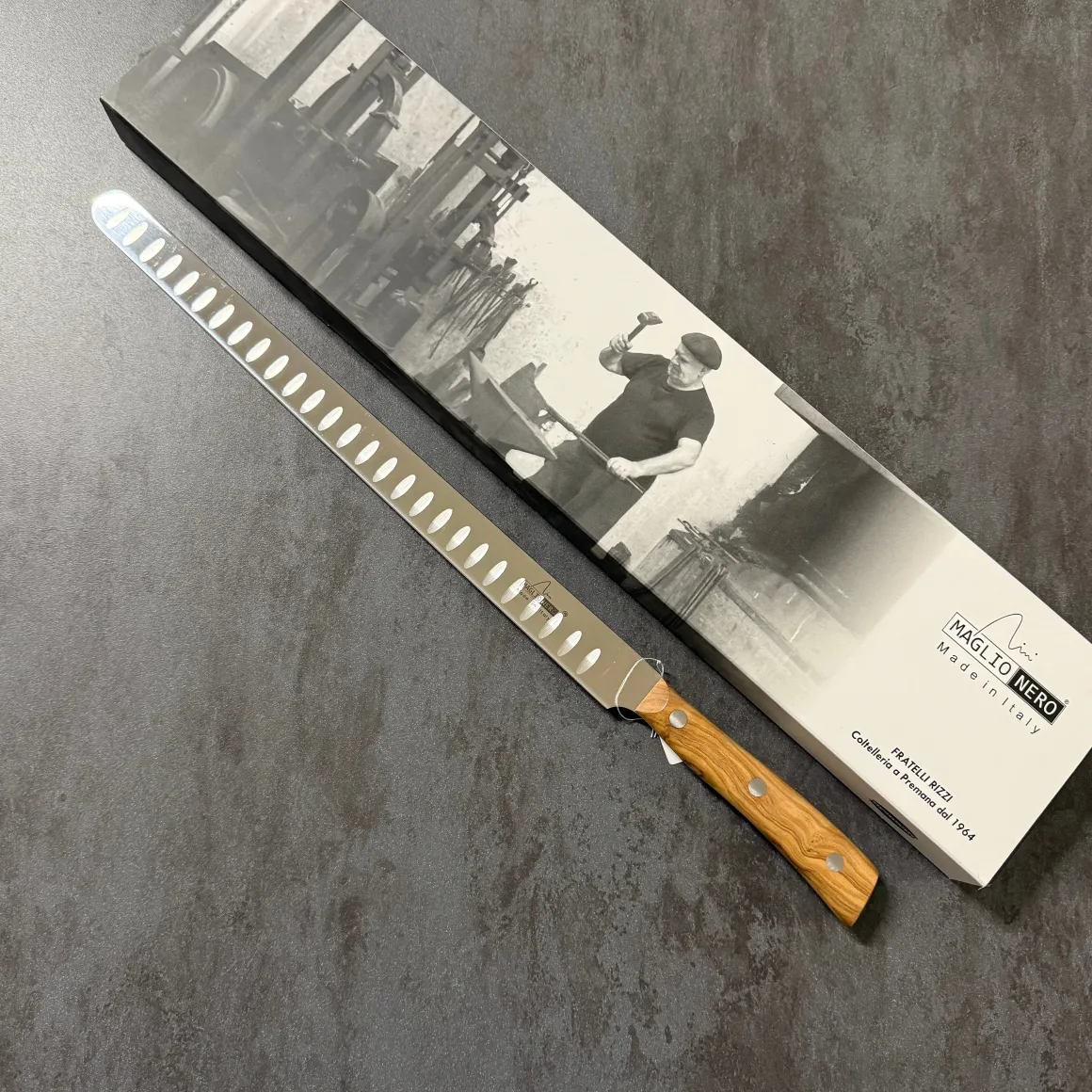 maglionero__coltello_salm_0-1.webp MAGLIONERO - COLTELLO SALMONE ALVEOLATO LINEA ISIDE - 30CM ULIVO