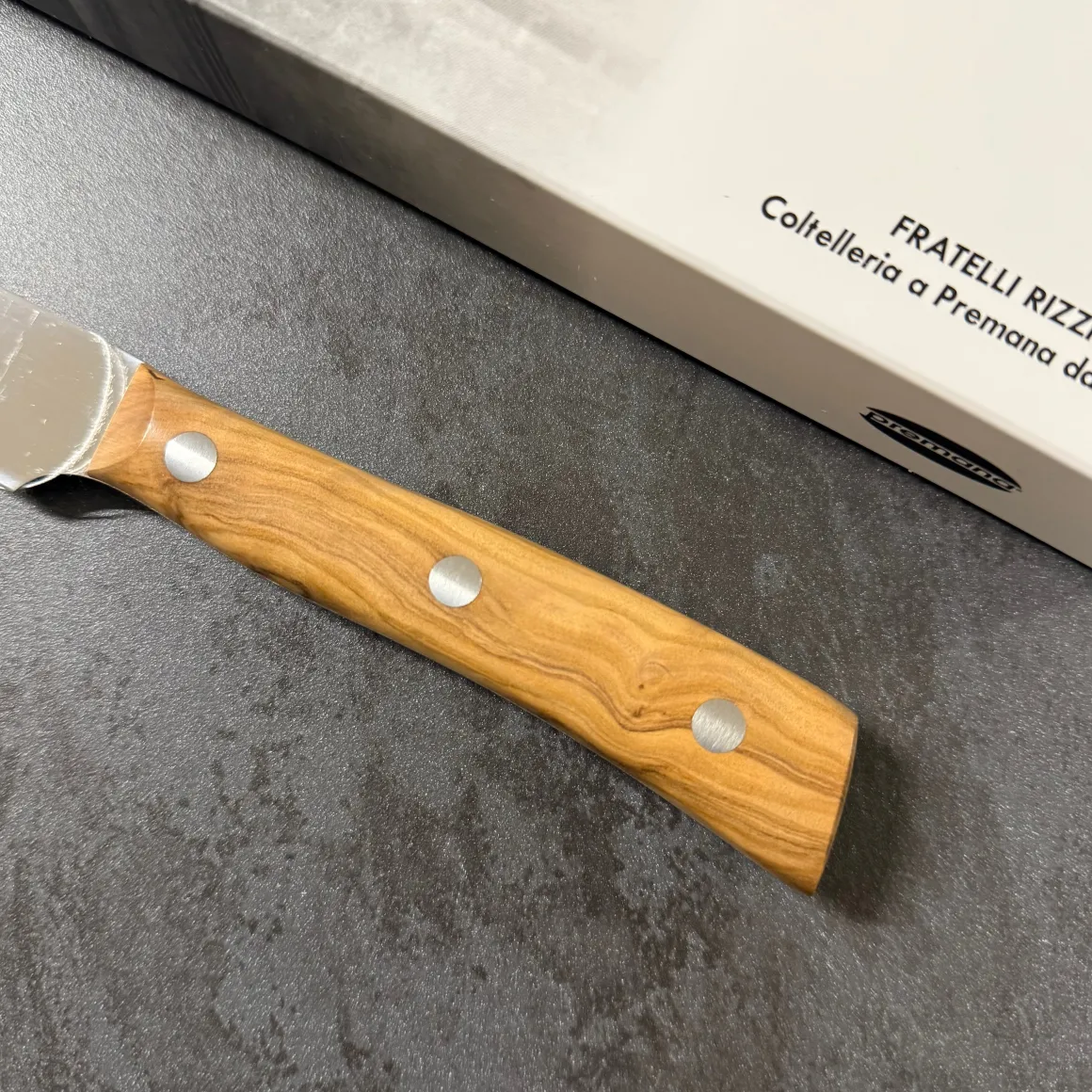 maglionero__coltello_salm_2-1.webp MAGLIONERO - COLTELLO SALMONE ALVEOLATO LINEA ISIDE - 30CM ULIVO
