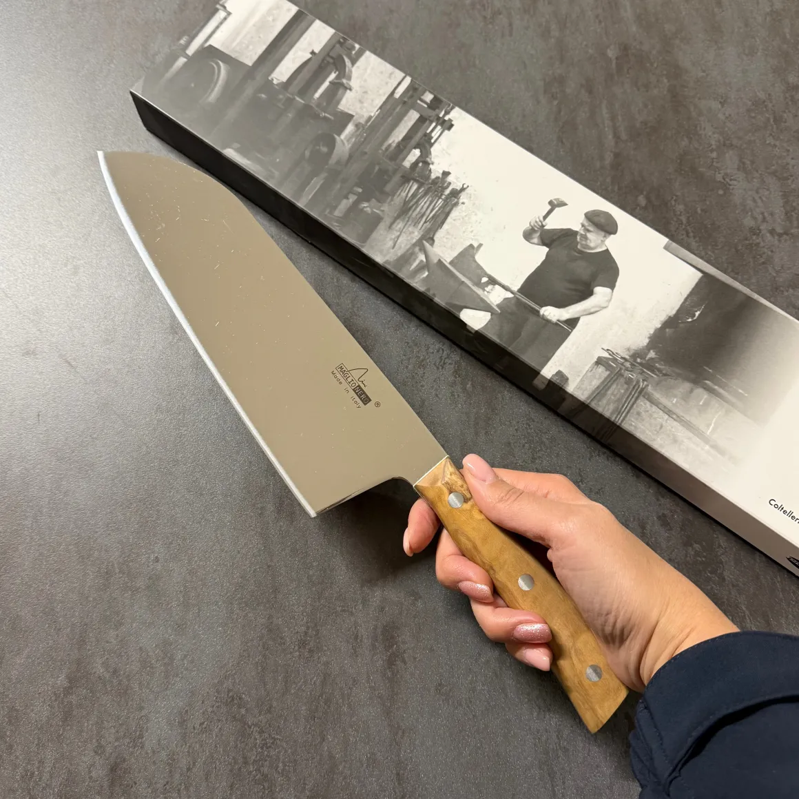 maglionero__maxi_santoku__3-1.webp MAGLIONERO - MAXI SANTOKU ULIVO - 21cm LINEA ISIDE -