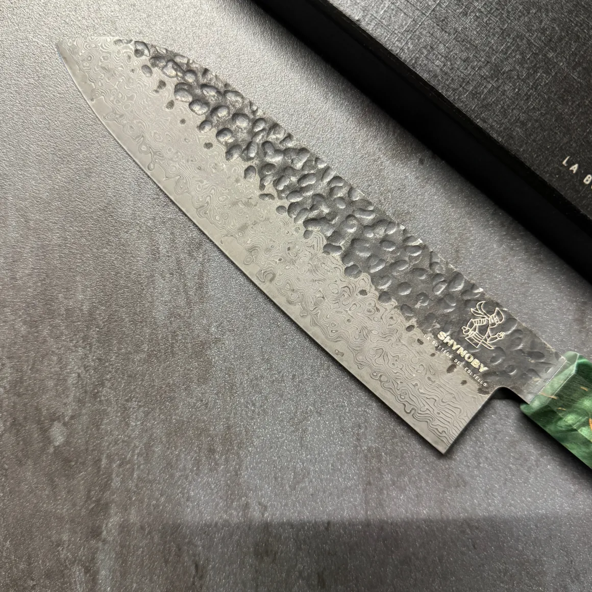 shynoby_hammered_pro__san_1-1.webp Shynoby Hammered Pro - Santoku 18cm