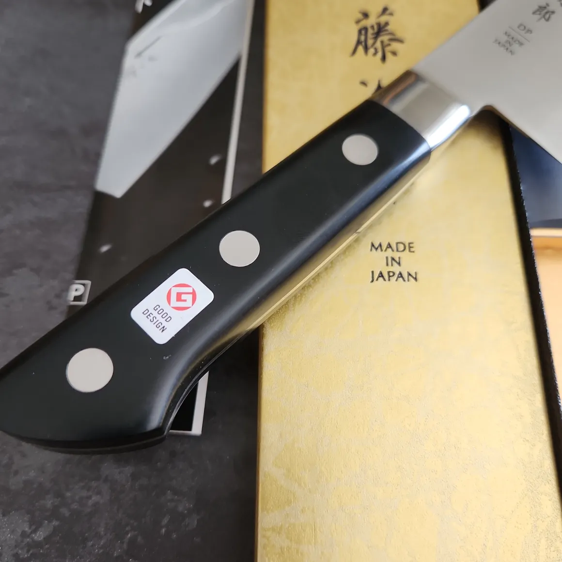 tojiro__made_in_japan_ser_1.webp TOJIRO - MADE IN JAPAN -SERIE DP3 - COLTELLO SANTOKU 17CM