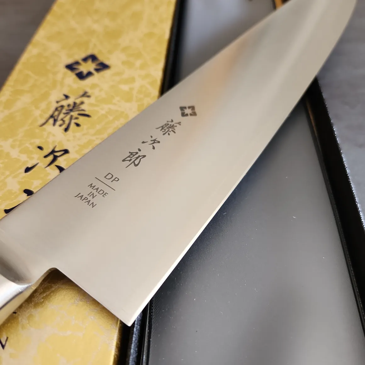 tojiro__made_in_japan_ser_2-1.webp TOJIRO - MADE IN JAPAN -SERIE DP3 - COLTELLO TRINCIANTE 27cm