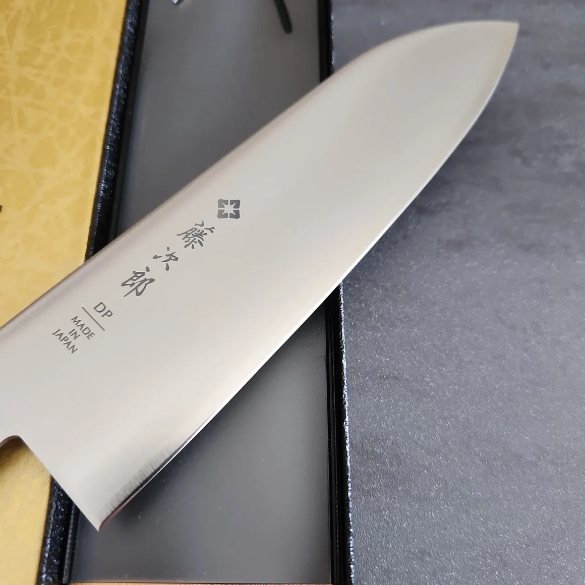 tojiro__made_in_japan_ser_2.webp TOJIRO - MADE IN JAPAN -SERIE DP3 - COLTELLO SANTOKU 17CM