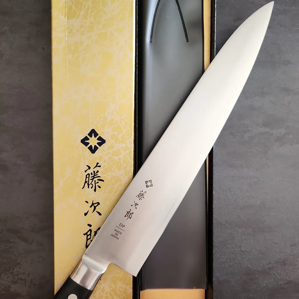 tojiro__made_in_japan_ser_3-1.webp TOJIRO - MADE IN JAPAN -SERIE DP3 - COLTELLO TRINCIANTE 27cm