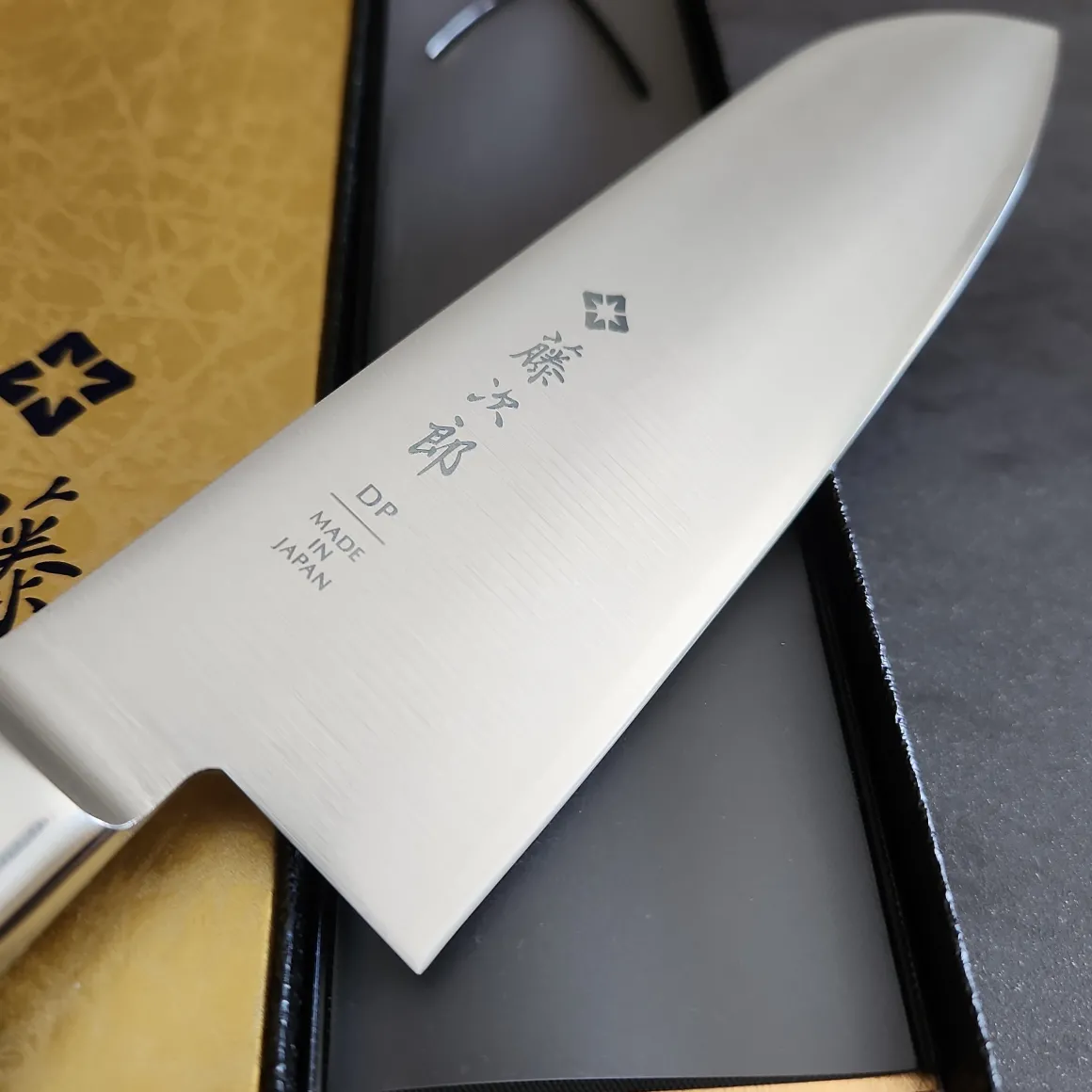 tojiro__made_in_japan_ser_3.webp TOJIRO - MADE IN JAPAN -SERIE DP3 - COLTELLO SANTOKU 17CM
