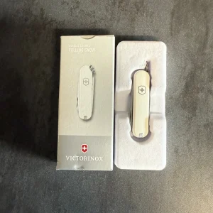 VICTORINOX - CLASSIC - FALLING SNOW