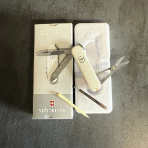 VICTORINOX - CLASSIC - FALLING SNOW