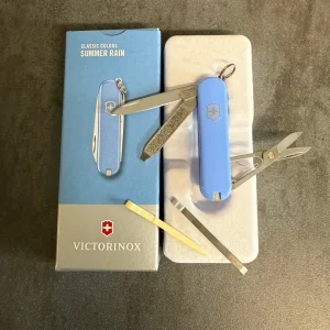 VICTORINOX - CLASSIC - SUMMER RAIN